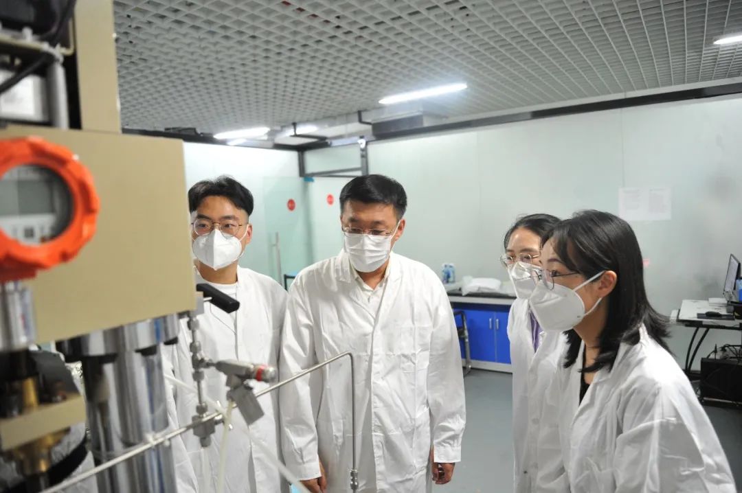 米乐 M6米乐我们的故事 教学要摸爬滚打在一线科研也要在一线(图4)