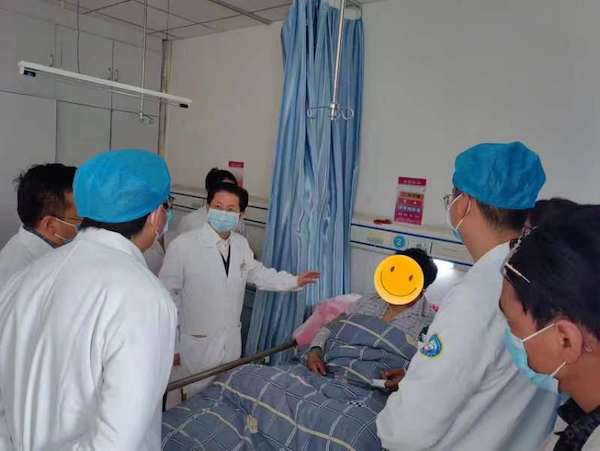 率先在高原县级医院中启用“移动CT远程智能专家影像会诊”；把上海先进医院管理和医疗技术带到了青海果洛。这位上海援青医生赢得了当地米乐 M6米乐人的信任——“瓜珍切曼巴！”(图5)