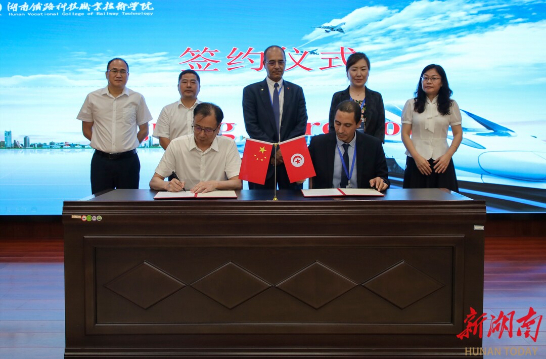 米乐M6 米乐共话国际化办学 北非高校代表团到铁科职院交流访问(图3) 米乐M6 米乐共话国际化办学 北非高校代表团到铁科职院交流访问(图3)