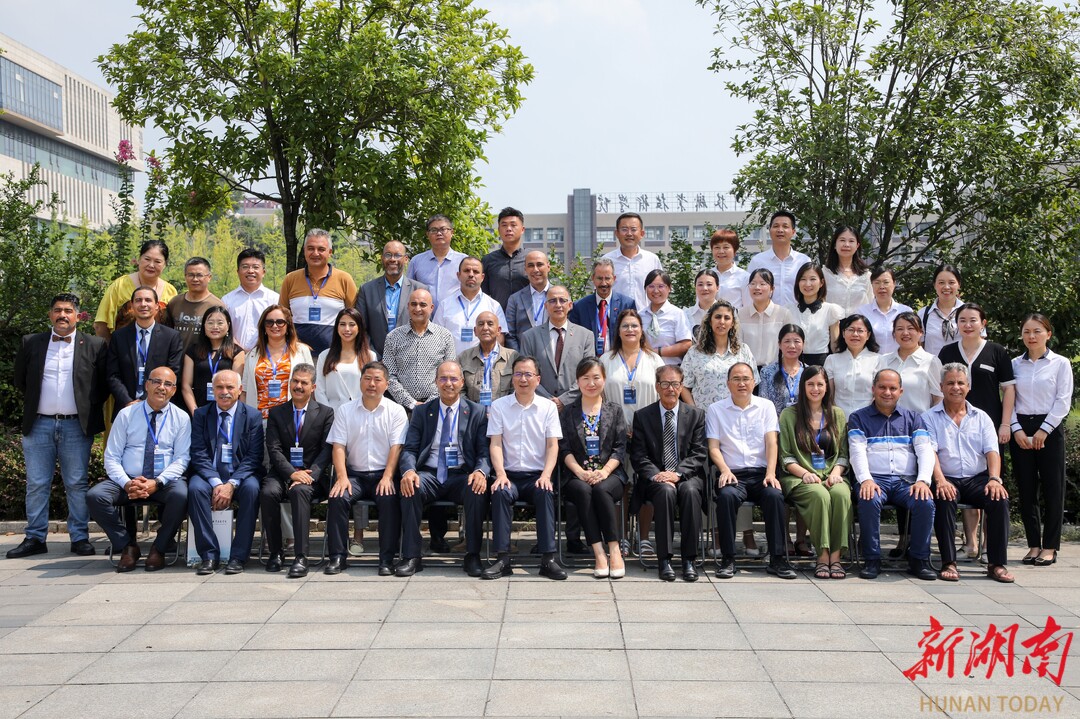 米乐M6 米乐共话国际化办学 北非高校代表团到铁科职院交流访问(图2) 米乐M6 米乐共话国际化办学 北非高校代表团到铁科职院交流访问(图2)