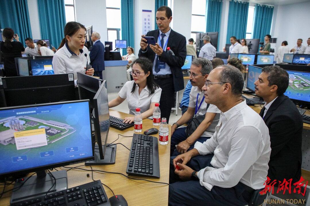 米乐M6 米乐共话国际化办学 北非高校代表团到铁科职院交流访问(图4) 米乐M6 米乐共话国际化办学 北非高校代表团到铁科职院交流访问(图4)