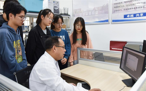 从国防研究到教书育人 不一样的是工作岗位 一样的是科研报国情怀——记淮南师范学院米乐 M6米乐科研处副处长朱家兵教授(图3)