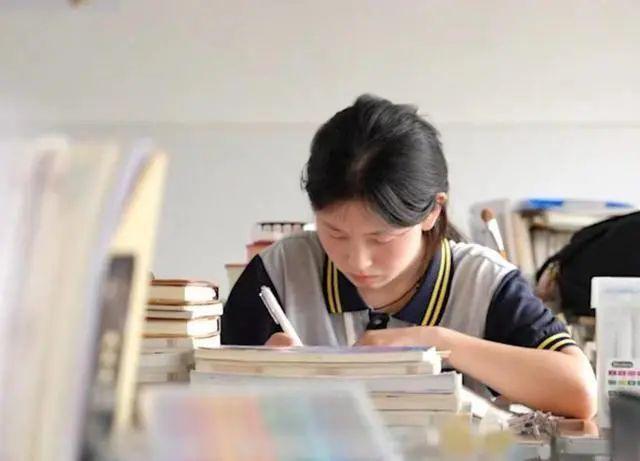 姜萍爆红王闰秋收到读博邀请教学相长！王老师会读博吗？(图2)