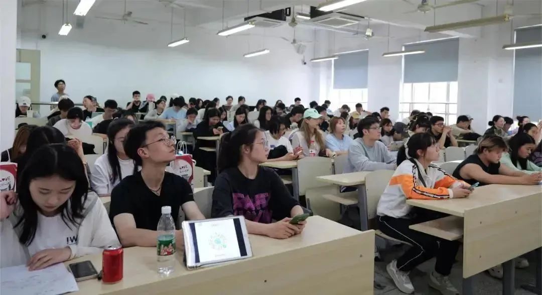 沉浸“读书节”书香满校园(图2)