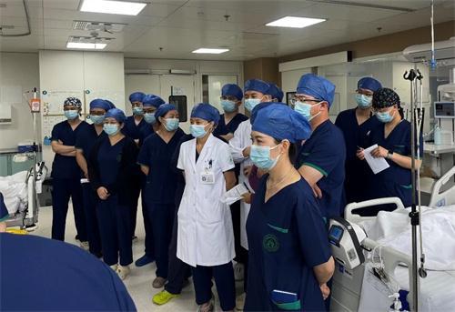 重症医学领域知名专家孙运波带领山东大学齐鲁医院（青岛）重症医学科室开展教学查房(图1)